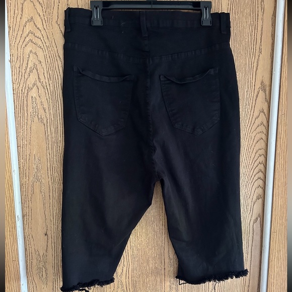 Fashion nova kady Bermuda shorts they are a size 2x I believe and are black - Picture 3 of 5